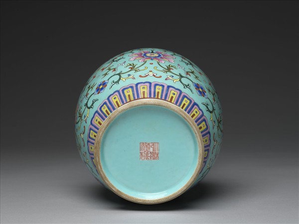 粉彩湖綠地花卉紋瓶