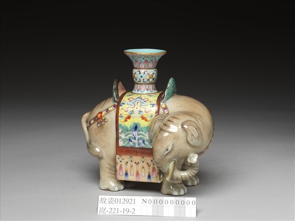 粉彩太平有象尊