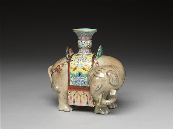 粉彩太平有象尊