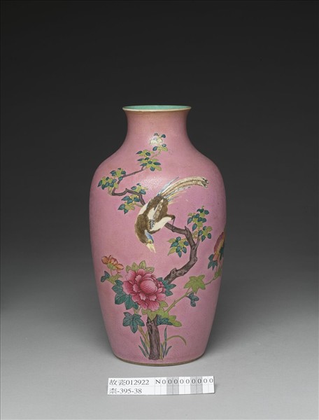 粉彩粉紅地花鳥紋瓶