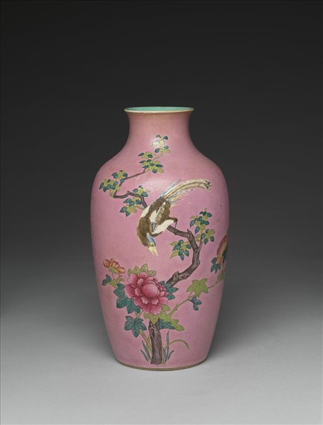 粉彩粉紅地花鳥紋瓶