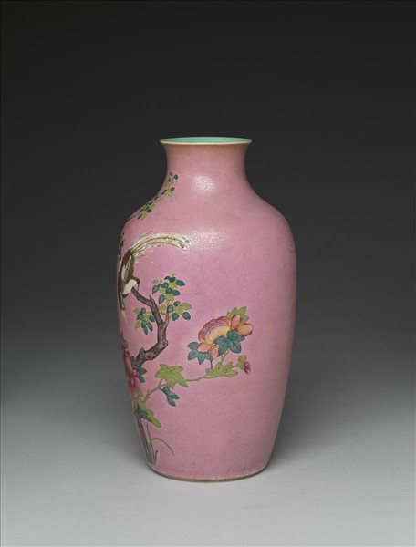 粉彩粉紅地花鳥紋瓶