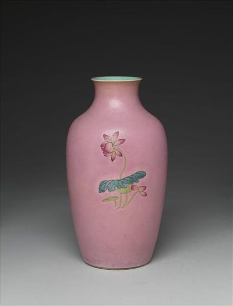 粉彩粉紅地花鳥紋瓶