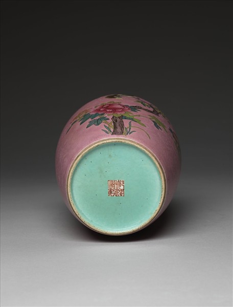 粉彩粉紅地花鳥紋瓶