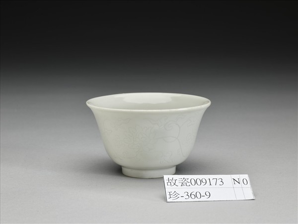 甜白釉暗花牡丹紋杯