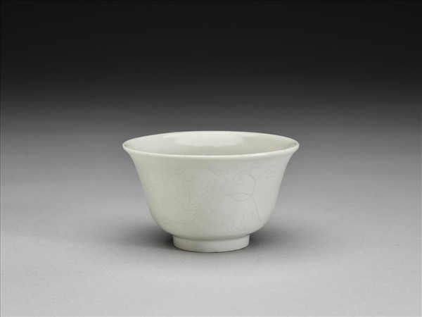 甜白釉暗花牡丹紋杯
