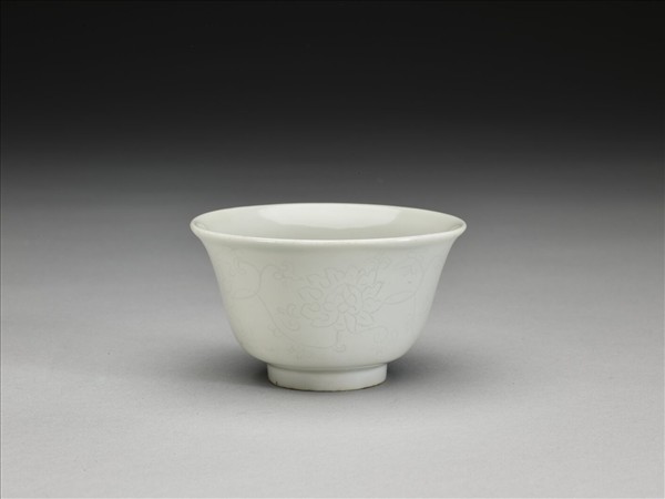 甜白釉暗花牡丹紋杯