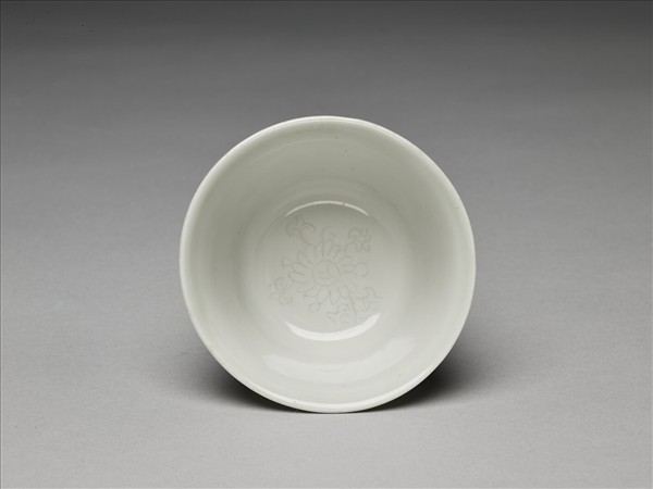 甜白釉暗花牡丹紋杯