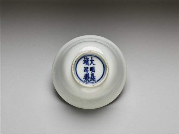 甜白釉暗花牡丹紋杯