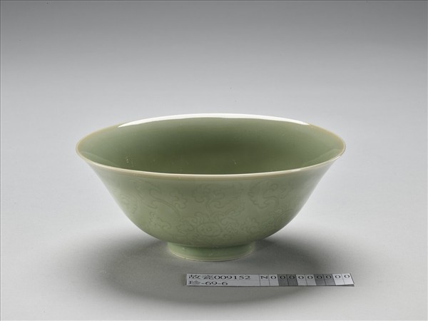 青瓷劃花花卉紋碗