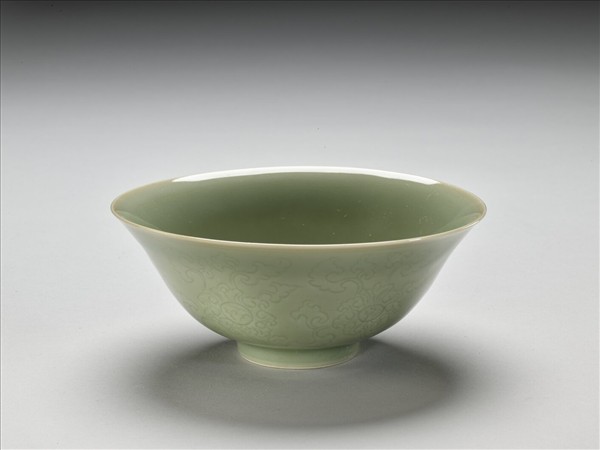 青瓷劃花花卉紋碗