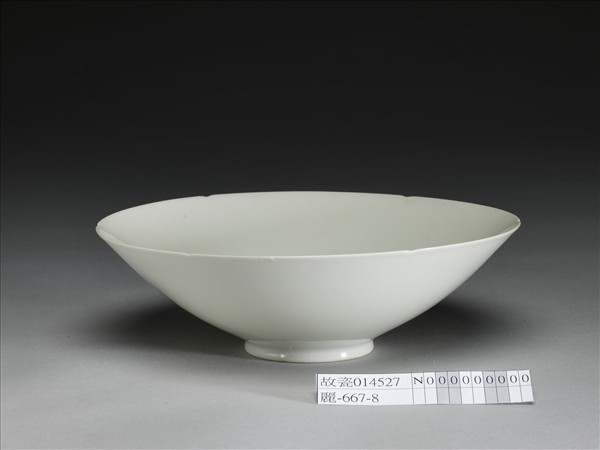 甜白釉番蓮八寶紋葵瓣口碗