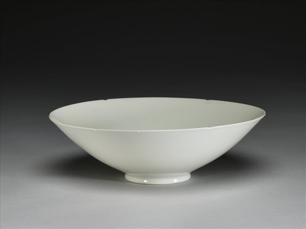 甜白釉番蓮八寶紋葵瓣口碗