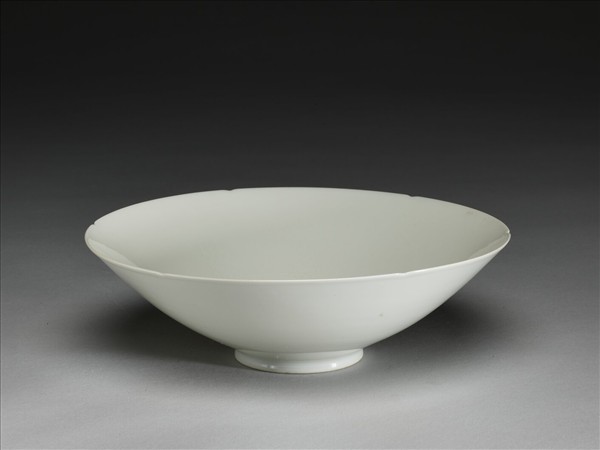 甜白釉番蓮八寶紋葵瓣口碗