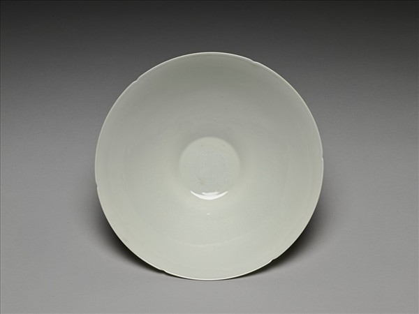 甜白釉番蓮八寶紋葵瓣口碗