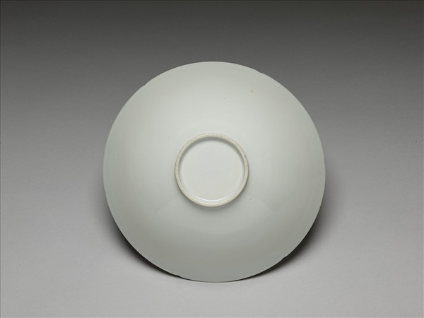 甜白釉番蓮八寶紋葵瓣口碗