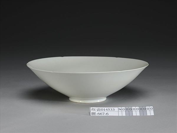 甜白釉番蓮八寶紋葵瓣口碗