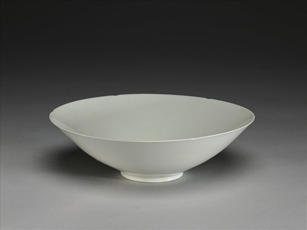 甜白釉番蓮八寶紋葵瓣口碗