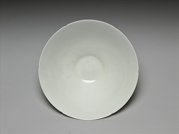 甜白釉番蓮八寶紋葵瓣口碗