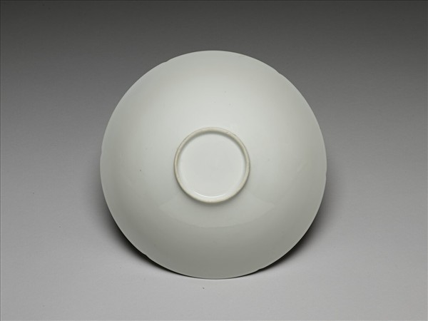 甜白釉番蓮八寶紋葵瓣口碗