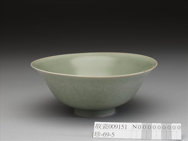 青瓷劃花花卉紋碗