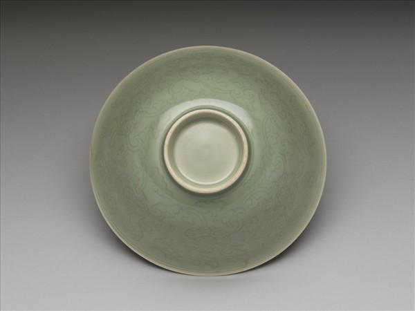 青瓷劃花花卉紋碗