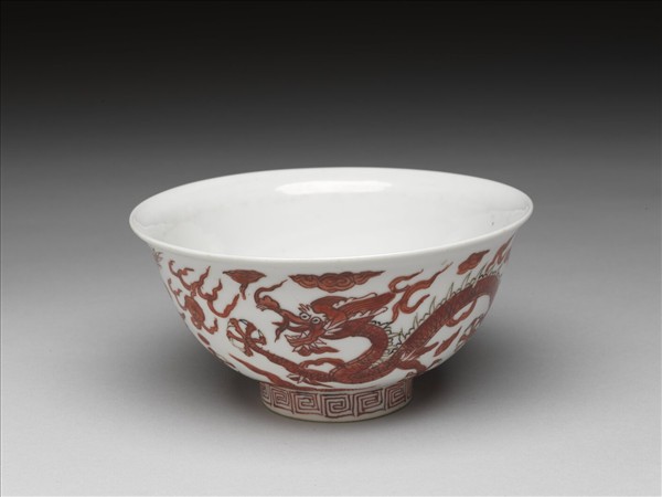 描紅龍紋碗