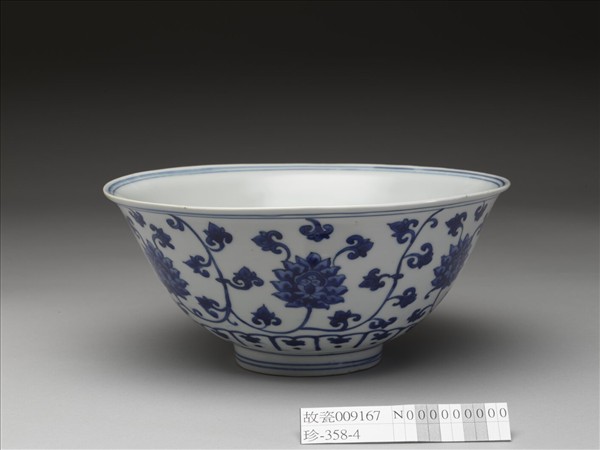 青花番蓮紋碗