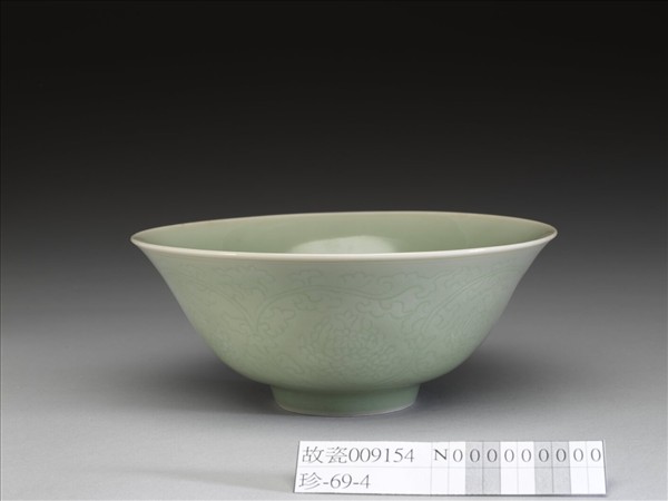 青瓷劃花花卉紋碗