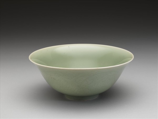 青瓷劃花花卉紋碗