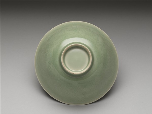 青瓷劃花花卉紋碗