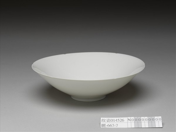 甜白釉番蓮八寶紋葵瓣口碗