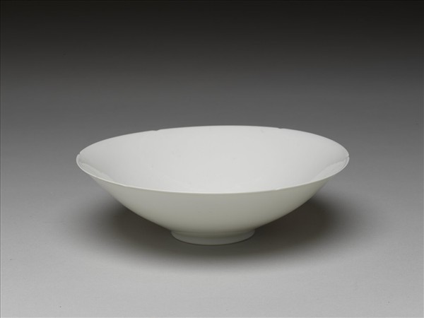 甜白釉番蓮八寶紋葵瓣口碗