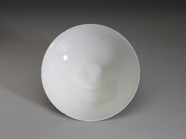 甜白釉番蓮八寶紋葵瓣口碗