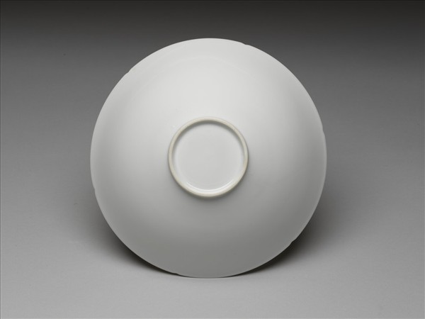 甜白釉番蓮八寶紋葵瓣口碗