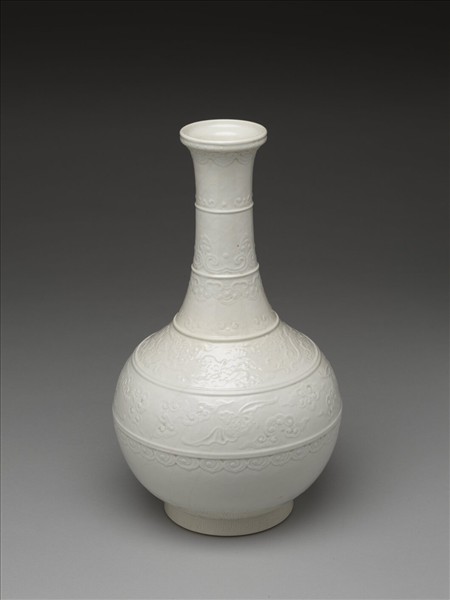 白瓷刻花蟠螭弦紋瓶