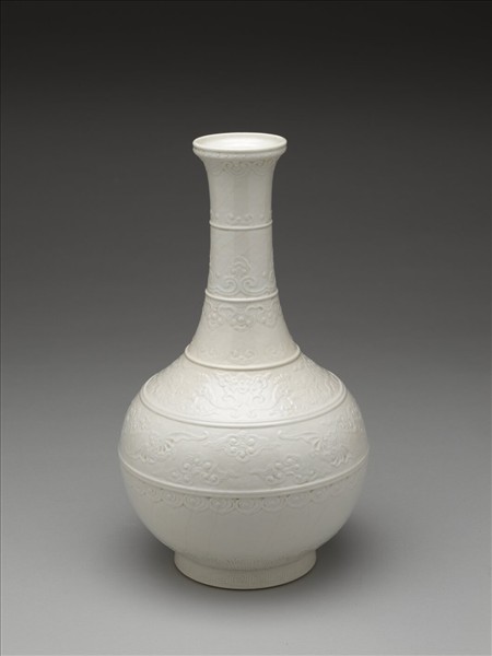 白瓷刻花蟠螭弦紋瓶