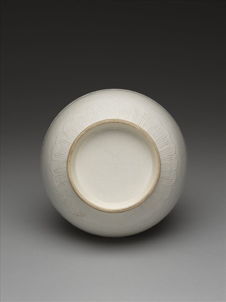 白瓷刻花蟠螭弦紋瓶