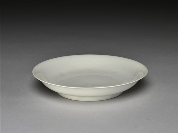 甜白釉龍紋盤