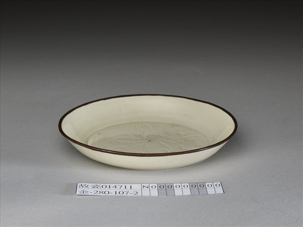 定窯 牙白劃花蓮花碟