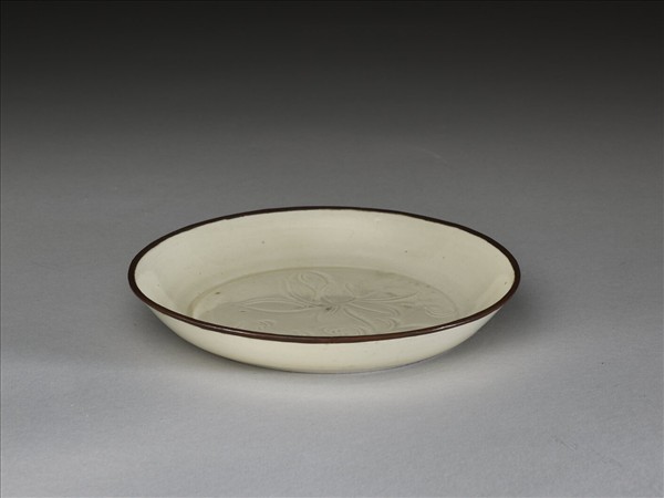 定窯 牙白劃花蓮花碟