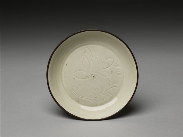 定窯 牙白劃花蓮花碟