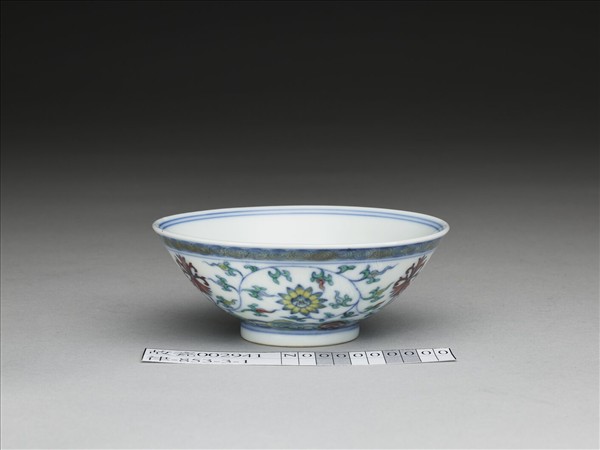 鬥彩纏枝花卉紋杯