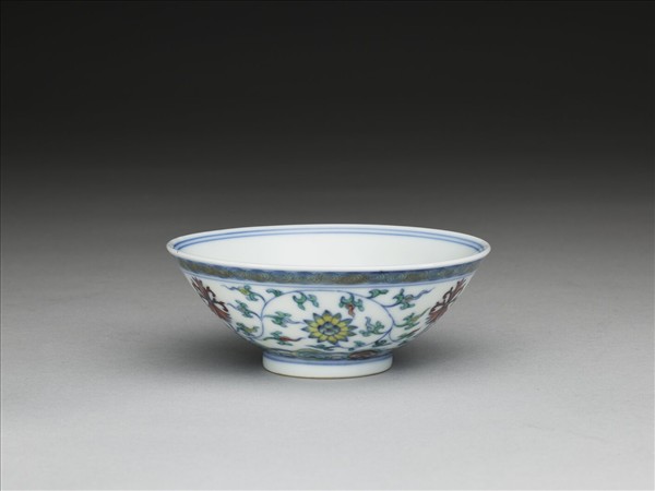 鬥彩纏枝花卉紋杯