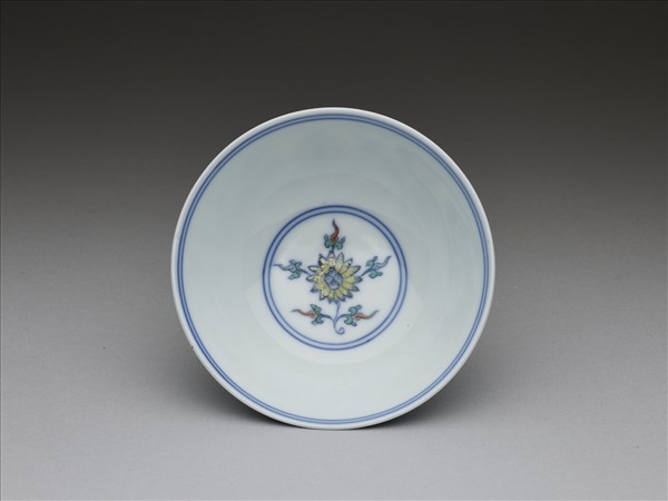 鬥彩纏枝花卉紋杯