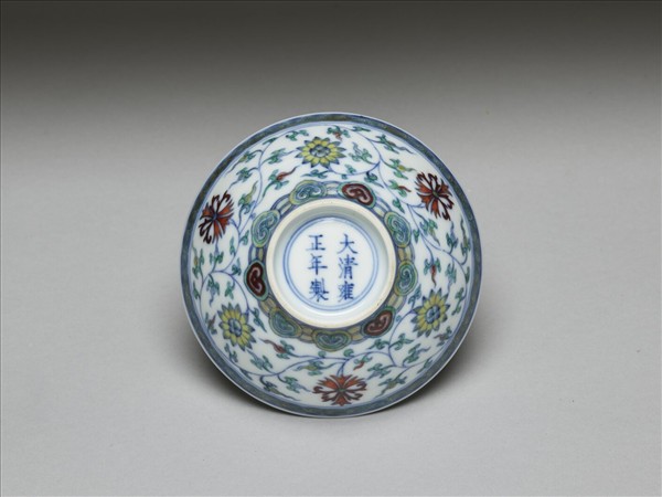 鬥彩纏枝花卉紋杯