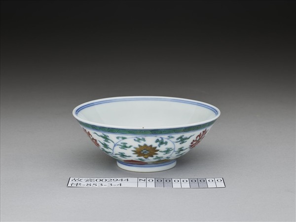 鬥彩纏枝花卉紋杯