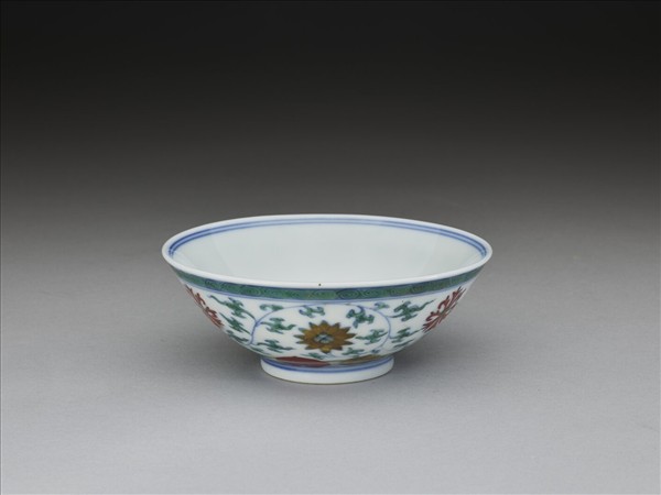 鬥彩纏枝花卉紋杯