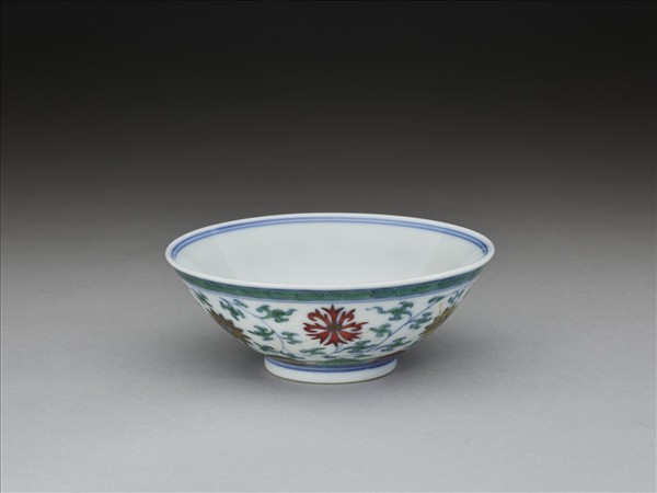 鬥彩纏枝花卉紋杯