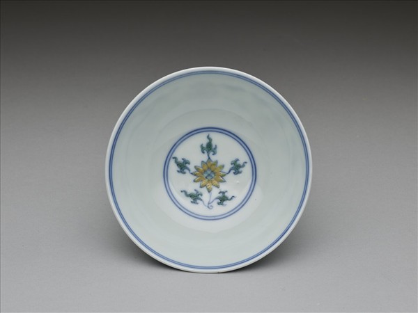 鬥彩纏枝花卉紋杯